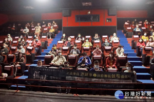 立委許淑華與南投議員包場邀鄉親觀賞國片。（記者扶小萍攝）