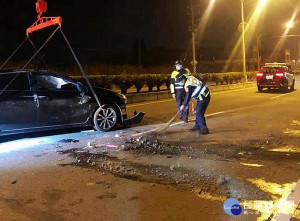 臺西警方處理交通事故發現油漬洩露，恐怕危及行駛安全，除於現場警戒疏導，更化身清道夫用沙土吸附油漬，維護用路安全。