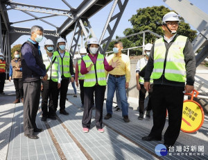 縣長張麗善前往虎尾文化路及同心公園視察周邊街道系統整合串接改善計畫工程現況，積極用心打造舒適的人行步道。