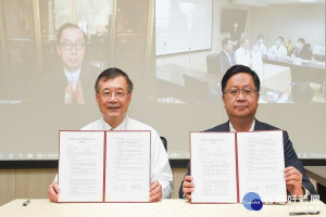 邱仲慶院長與張秀淵技術長展示合作備忘祿。