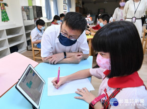 新北市以學生學習為中心，全國首創建置單一認證「親師生平台」(http://pts.ntpc.edu.tw/)，整合介接包含因材網、均一、學習吧、PaGamO等超過100項政府及民間學習資源