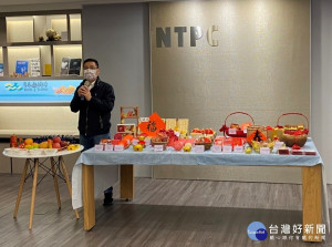 民政局團隊於現場備有多家知名宮廟的錢母及發財金，局長柯慶忠親自帶領團隊幹部分送給到場採訪的媒體記者，分享象徵辛丑年新年喜氣的好兆頭！ （記者黃村杉攝）