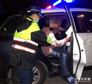 老翁因就醫錯過返家的末班車，衣著單薄獨自行走在車輛往來頻繁的大馬路，北港警方及時予以暖心協助，平安護送到家。