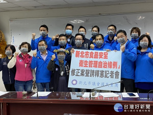 黨團書記長周勝考、市黨部主委黃志雄，議員林金結、金瑞龍、陳偉杰、林國春、王威元、洪佳君、廖先翔、江怡臻、連斐璠、黃永昌、黃桂蘭及黃林玲玲等出席申請釋憲記者會（記者黃村杉攝）