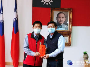 總經理楊長政28日特別來到板橋榮家致贈加菜金，張長林主任代表長輩們接受