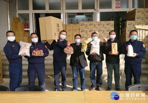 縣議員蔡岳儒、警志工中隊長黃鴻祺與義交中隊長林文彬連續11年結合北港警方發起助弱扶貧關懷弱勢活動，此義舉深獲鄰里肯定。
