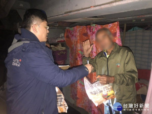 氣象局今(28)日發布新北市低溫特報，會出現10℃以下低溫，新北市政府已啟動防寒關懷機制，社會局與各區公所將持續至街友聚集地點探訪慰問，致贈保暖物資