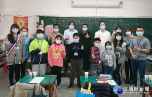 臺大口腔服務隊在校友蔡岳儒議員的引薦下，來到元長鄉和平國小舉辦營隊，透過專業醫師進行簡單治療，建立正確衛教保健知識。