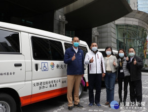 文傑建設公司董事長郭進源捐新北市政府2輛復康巴士，侯友宜市長代表受贈，市政府顧問李麗圳、社會局副局長林昭文、交通局副局長林麗珠等出席觀禮 