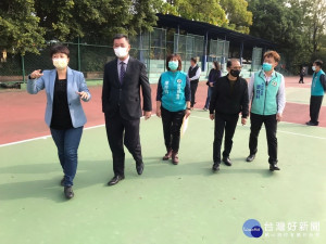 蔡執行長邀簡鎮長等人會勘中山公園。（中部聯合服務中心提供）