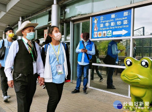 安排板橋榮家7位長輩到台北市立動物園進行「祖孫遊動物園」之旅，讓學生們學習如何照顧長輩