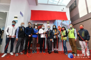 自強市民活動中心今(30)日舉行啟用典禮，市長侯友宜與在地民意代表、里長共同揭牌 