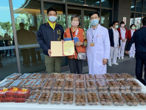 土城區日新里長吳信坪特別號召里內36位志工製作500顆香Q入味元氣蛋，於今(1)日發送給土城醫院醫護人員