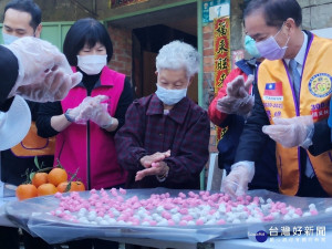 坪林區長周慶珍邀來幫阿嬤送餐的社福志工，出錢出力整修房子的雙和獅子會會長陳尚旻及獅兄獅姊，獅子會300B2區總監梁金生等在百年老宅，陪伴百歲人瑞歡慶入厝