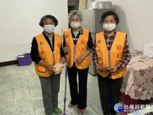 榮欣志工劉月霞(右)、劉美霞(左)、劉春霞(右2)共同訪視關懷孫奶奶近日的身體健康，並協助居家大掃除等服務。 （記者黃村杉攝）