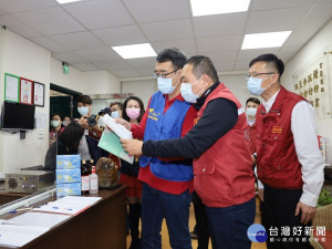 侯友宜2日視察補習班防疫，確認各項防疫措施是否完善，要求補習班及課照中心持續落實佩戴口罩、加強消毒
