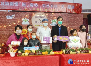 晁陽綠能邱信富董事長與微電能源王愍迪董事長共同捐贈250萬元的安心食品，在副縣長謝淑亞的見證下由雲林家扶陳燦勳主委代表受贈。