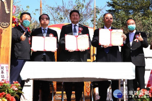 由耐斯集團投資的松田崗園區今天與蒙古國駐台代表簽訂合約。左起為縣長翁章梁、愛之味總經理陳志展、蒙古國駐台北烏蘭巴托貿易經濟代表處羅札亞、松田崗代表新高山休閒育樂(股)公司董事長洪厚民、民雄鄉長何嘉恒／陳致愷攝影