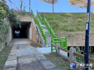 藉階梯步道以直線方式銜接至沙崙路人行道，長度12.2公尺，兩側扶手為仿竹欄杆，工程完成後，大幅減少通行時間