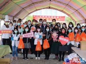 口湖鄉公所舉辦春節送年菜活動，邀請社區長輩試吃年菜，感受歡喜圍爐氣氛，鄉長林哲凌也帶隊到獨老家中發送年菜，表達關懷之意。