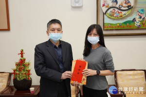 嘉義市警局局長黃建榮前往慰問因公殉職員警蔡瑞雄遺眷並致送慰問金／陳致愷翻攝