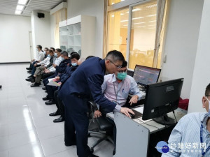 嘉義市警局局長黃建榮親自主持財產申報實質審查抽籤作業／陳致愷翻攝