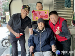  陸軍第一士校領導士官班校友協會理事長曾永增3日與新北市榮服處副處長游文勇，共同前往訪視關懷樹林區單身90歲高齡榮民，提前賀新年