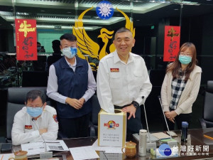 消防局長黃德清、政風室主任林三龍共同檢視抽籤人員名冊，在與會簡任層級長官、各科(室)、各外勤大隊主管及在場政風人員見證下辦理抽籤作業