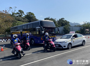 臺北區監理所4日下午於土城區太順駕訓班機車訓練場舉辦「推動機車駕訓安全防禦駕駛動態觀摩會」，邀請轄區內各駕訓班教學觀摩 （記者黃村杉攝）