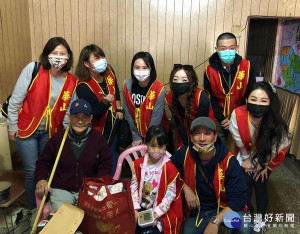 藝人高山峰等響應華山基金會「愛老人愛團圓」公益活動，偕同站長與義工，送上暖心年菜至孤老家，讓弱勢長輩感受愛與關懷。