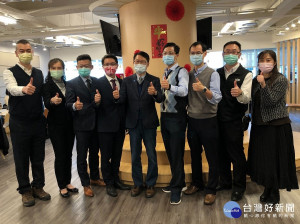  新北住都中心董事長陳純敬2日親自率團隊出席於市府記者室舉行說明會（記者黃村杉攝）