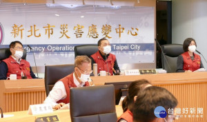 侯友宜5日主持新冠肺炎應變會議，指拜年時拱手不握手，或以電話、通訊軟體拜年，避免肢體接觸，用特別的方式，過不一樣的年 