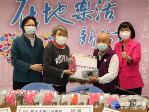 「寒冬送暖，力麗傳愛」由徐姓、吳姓兩位長輩代表受贈  左1為基金會執行長盧秀卿  右1為張錦麗局長