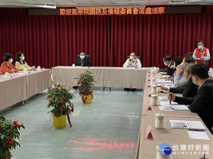 監察院國防及情報委員會召集人浦忠成委員(前左)率監察委員一行人至新北市榮民服務處巡察，由馮主委(前右)陪同，林火土處長(立者)做工作簡報 