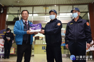 林縣長呂局長到中興分局慰回春節維護安全工作人員。（縣府提供）
