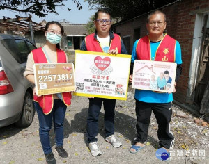 華山基金會攜手知名服裝設計師林國基送年菜及物資到偏鄉獨老家中，並仔細為長輩解說食用方式和注意事項，感受社會溫馨關愛。