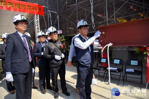 林明溱與陳總經理等來賓為主樑上螺絲啟動儀式。（縣府提供）