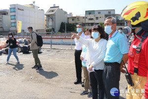 黃敏惠視察青年街工廠火災現場／陳致愷翻攝