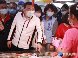 侯友宜7日前往汐止區金龍公有零售市場視察防疫情形