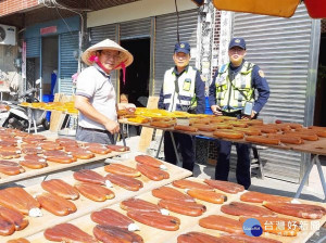 北港警方動員警民力，針對易發生竊案時段，加強重點地區巡邏與機動盤查，協助農漁民提升自我防衛機制。