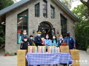 新莊分局結合新莊警民關係促進會致贈新莊「愛心育幼院」新臺幣5萬元，發揮人飢己飢，人溺己溺的精神，令人感佩！