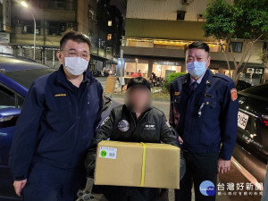 三重長泰義警分隊書記王永宗及其友人謝秀慧為關懷及慰問弱勢家庭、低收入戶及緊急生活扶助戶，於歲末年終致贈團圓年菜