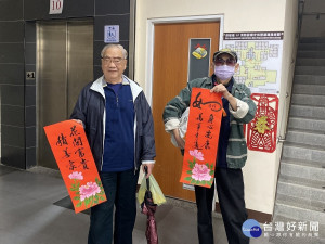 書畫老師各自展現不同的書法及國畫大作，巧心揮毫出具有「牛」年特色的春聯