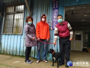 三芝區茂長里長林雙喜日前以手機方式協助里民認養犬隻 