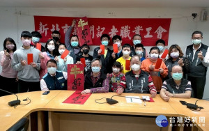 新北市新聞記者職業工會昨（8）日於新北市政府勞工局會議室，舉行頒發會員及顧問等子女績優獎助學金