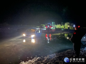仁愛鄉警民合作助遊客脫困。（仁愛分局提供）