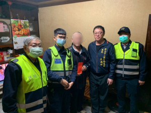 慈福派出所警員林笠塍會同慈愛里里長李漢琦及民防書記張明賢等人，探訪轄區三和路4段83歲林姓低收入戶及轄區陳姓弱勢家庭，送上慰問禮金