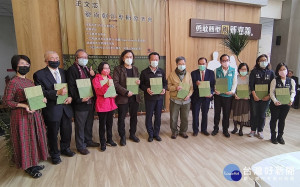 嘉義縣籍國際地景藝術家王文志今天發表32年藝術創作專輯／陳致愷攝影