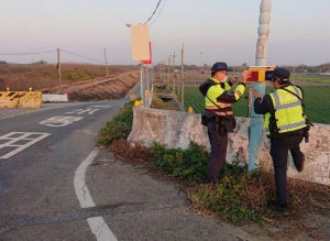 雲林縣警局為防制堤防道路交通意外事故，局長朱宗泰率隊會勘並責請沿線分局盤點易肇事路口，陸續設置爆閃燈，守護鄉親行的安全。