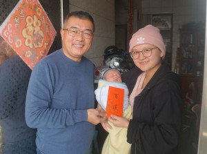 四湖鄉長蘇國瓏為鼓勵鄉民生育，爭取台塑企業協助金支持，補助每位鄉內新生兒1萬6仟元，完善育兒福利。